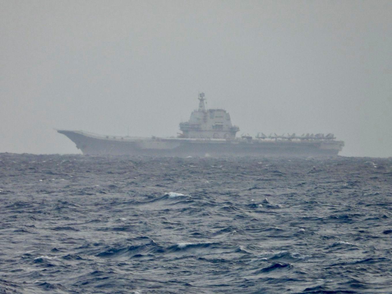 Ett kinesiskt hangarfartyg som seglade utanför Taiwan i måndags. Bild från Taiwans försvarsdepartement. Foto: Taiwans försvarsdepartement via AP/TT