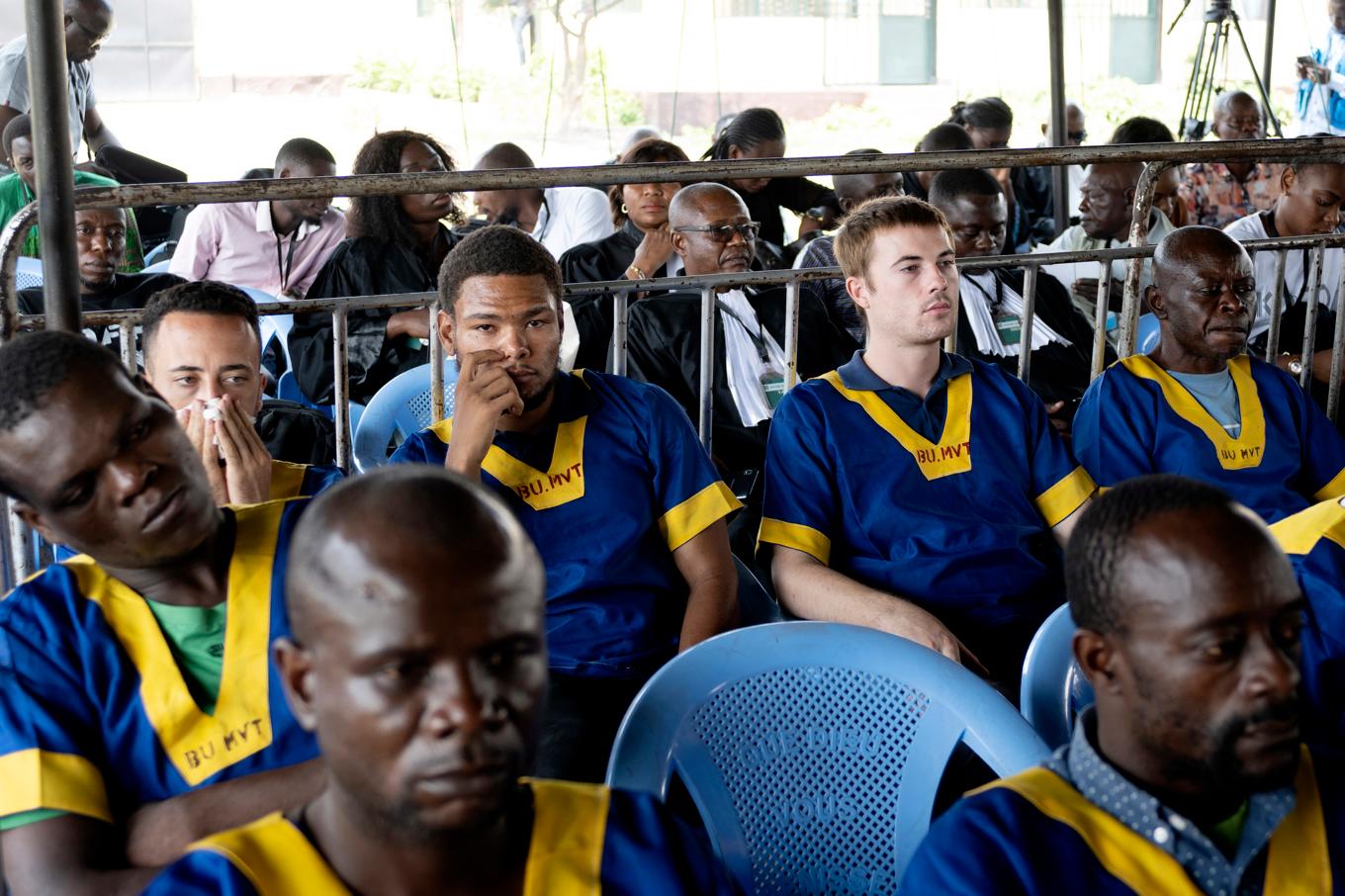 Amerikanerna Tyler Thompson, Marcel Malanga och Benjamin Reuben Zalman-Polun (bakre raden) som dömts för ett misslyckat kuppförsök i Kongo-Kinshasa får dödsstraffet omvandlat till livstids fängelse. Bild från rättegången den 13 september 2024. Foto: Samy Ntumba Shambuyi/AP/TT