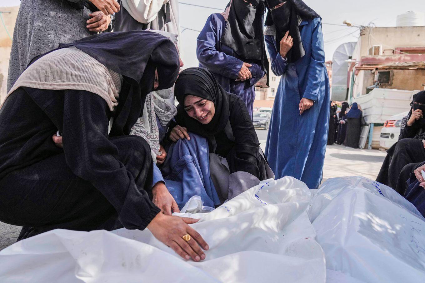 Palestinska kvinnor sörjer anhöriga som dödats i israeliska anfall mot Khan Yunis. Foto: Abd al-Karim Hana/AP/TT