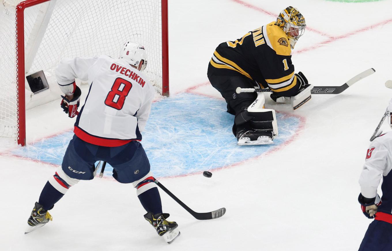 Alexander Ovetjkin sätter pucken i mål i matchen mot Boston. Foto: Mark Stockwell/AP/TT