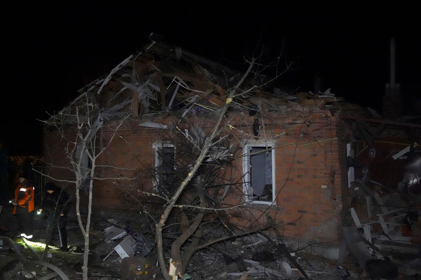 Ett hus som förstörts i en rysk attack mot ett bostadsområde i Charkiv i Ukraina. Bilden är tagen 29 mars. Foto: Andrii Marienko/AP/TT