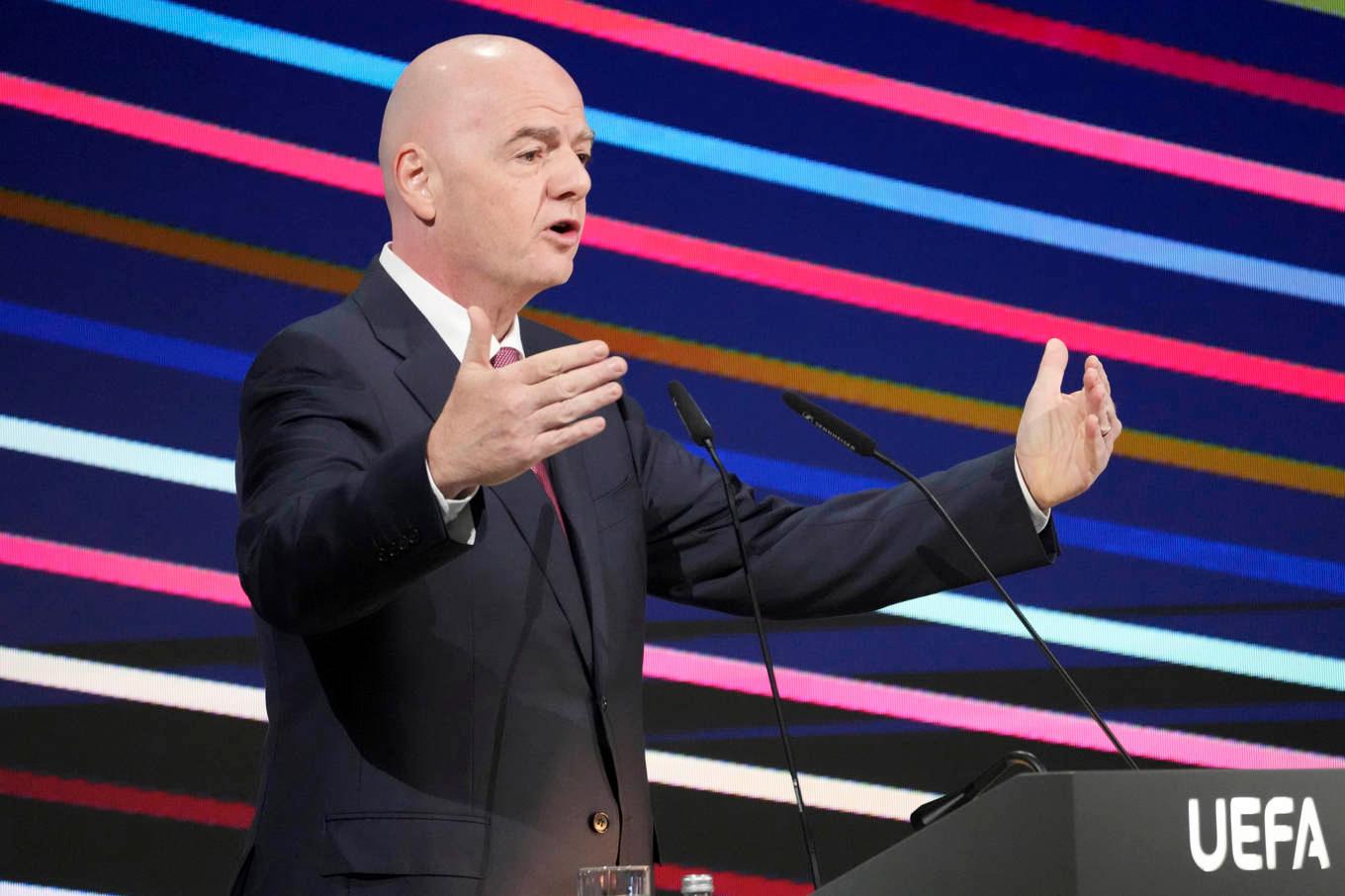 Fifa-ordföranden Gianni Infantino talar vid Uefa-kongressen. Foto: Darko Vojinovic/AP/TT