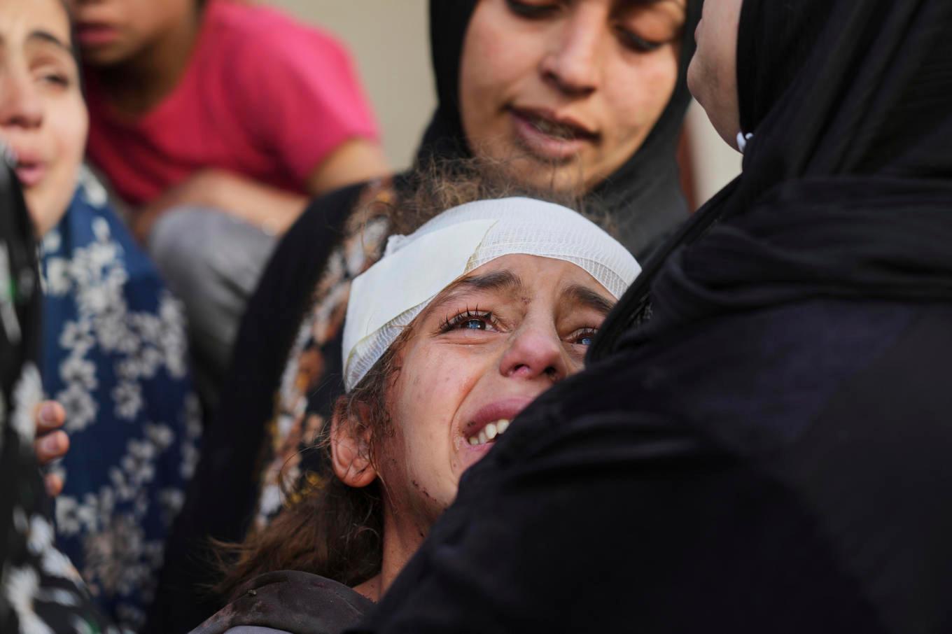 13-åriga Yamama Jundia, som skadats i en israelisk attack, sörjer dödade anhöriga i Gaza stad på torsdagen. Foto: Jehad Alshrafi/AP/TT
