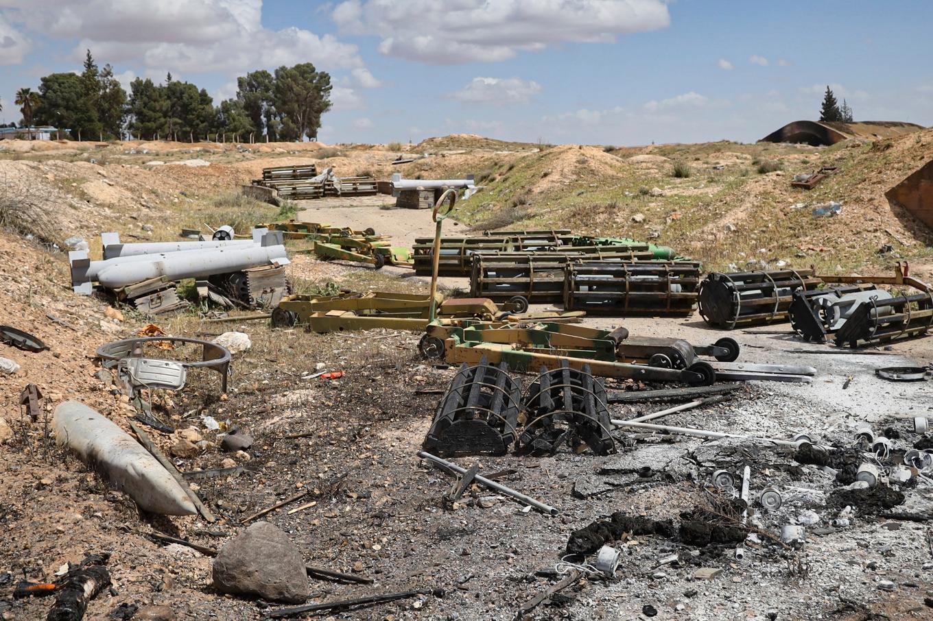En flygbas nära staden Hamah attackerades av Israel i onsdags. Foto: Omar Albam/AP/TT