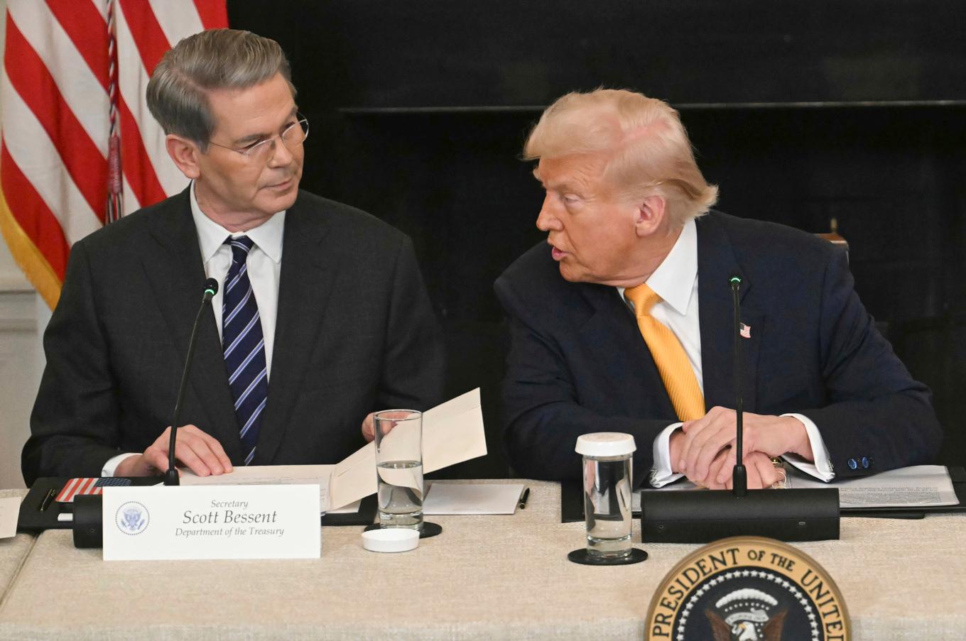 President Donald Trump talar med finansminister Scott Bessent. Arkivbild. Foto: Pool via AP/TT