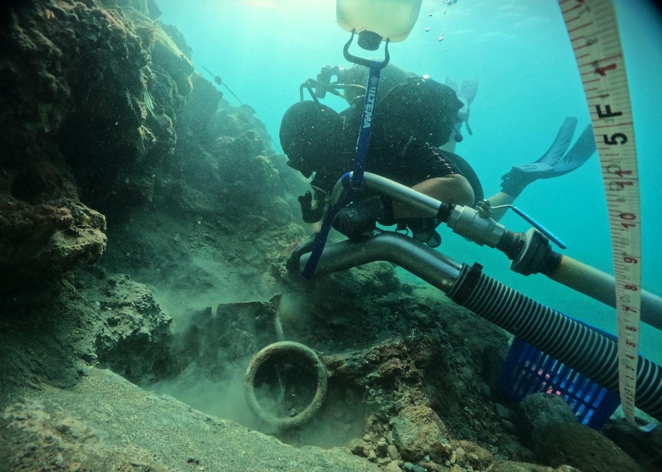 I fyra år har forskarna gjort marinarkeologiska undersökningar vid Asine. De två senaste åren har de fokuserats på en hamnanläggning som skjuter ut från stranden. Foto: Staffan von Arbin