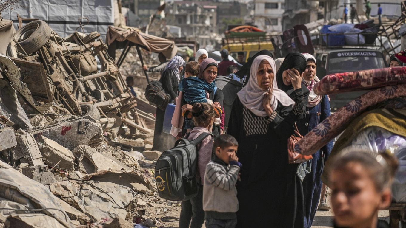 Israel har de senaste dagarna uppmanat invånarna på olika håll i Gaza att evakuera, här i Shujaiyya i torsdags. Foto: Jehad Alshrafi/AP/TT