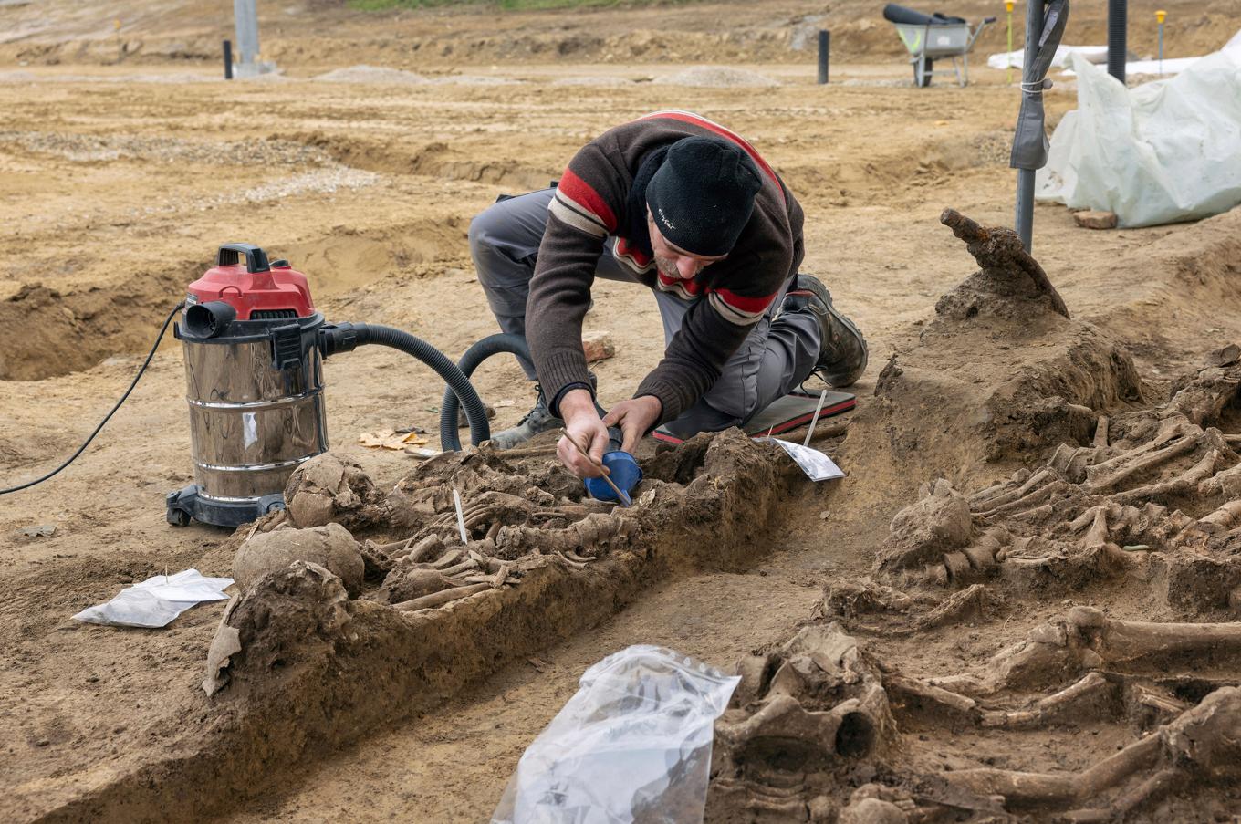 En man jobbar vid utgrävningen av en massgrav från romarriket i Österrikes huvudstad Wien. Bild tagen i november. Foto: Reiner Riedler/Wien Museum via AP/TT