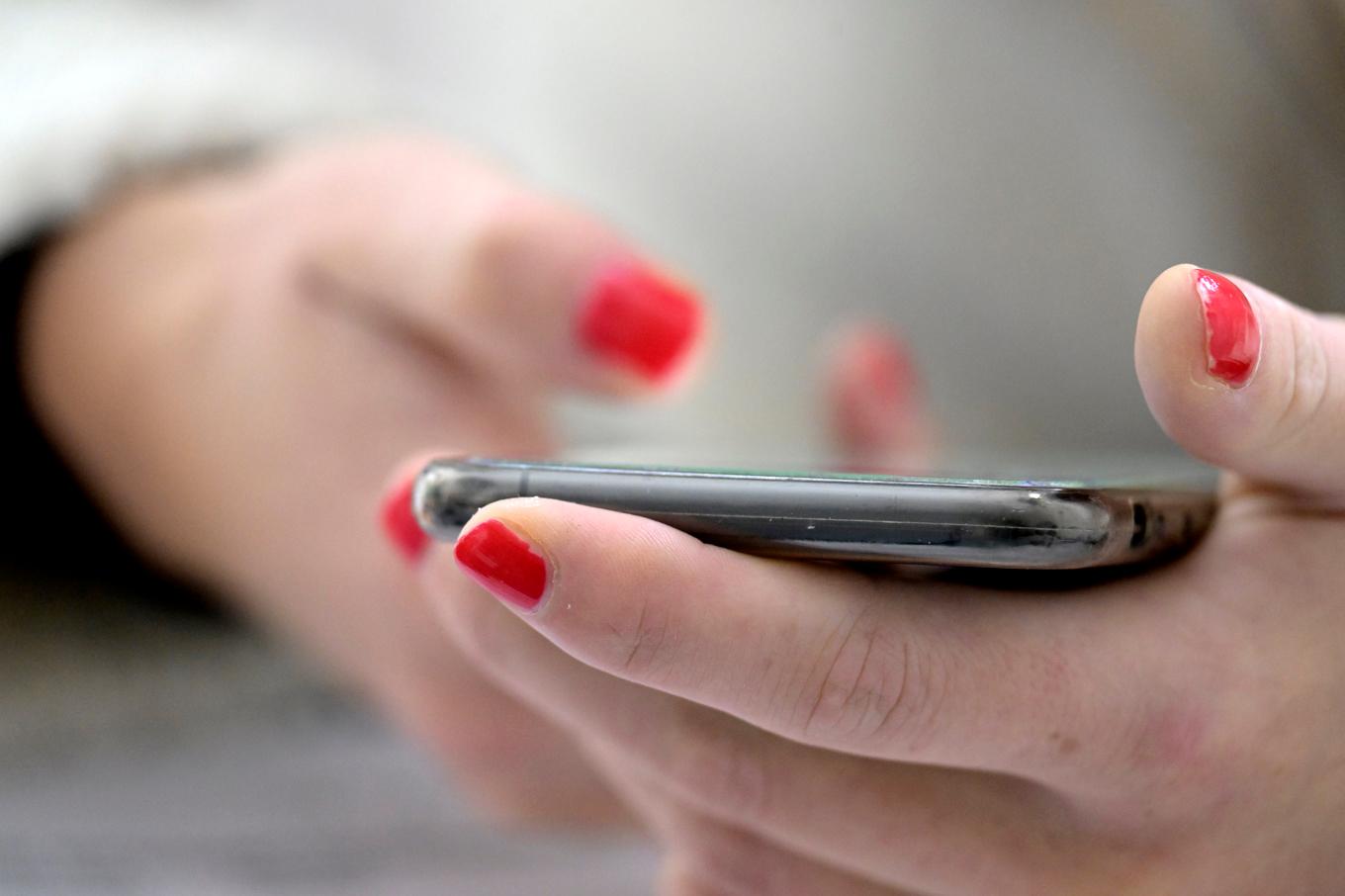 Att scrolla på skärmen kan påverka sömnen negativt, i alla fall om du är tonåring, enligt en svensk studie. Foto: Janerik Henriksson/TT