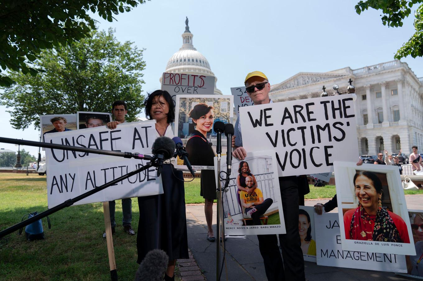 Clariss och Chris Moore, föräldrar till Danielle Moore som omkom i flygolyckan i Etiopien 2019, protesterar i Washington i juni 2024. Foto: Jose Luis Magana/AP/TT