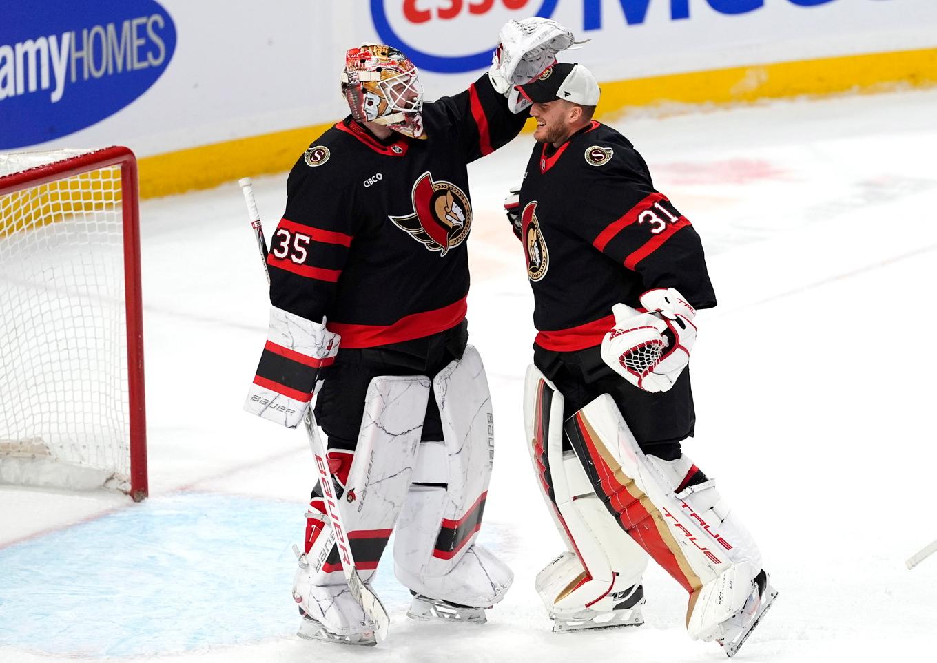 Ottawas målvakt Linus Ullmark (35) som nollan mot Columbus, tillsammans med Anton Forsberg (31). Foto: Justin Tang/AP/TT