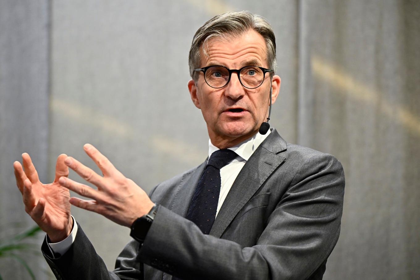 Riksbanken, med chefen Erik Thedéen, väntas sänka räntan "åtminstone" en gång till i år, enligt en ny prognos från Swedbanks ekonomer. Arkivbild. Foto: Christine Olsson/TT