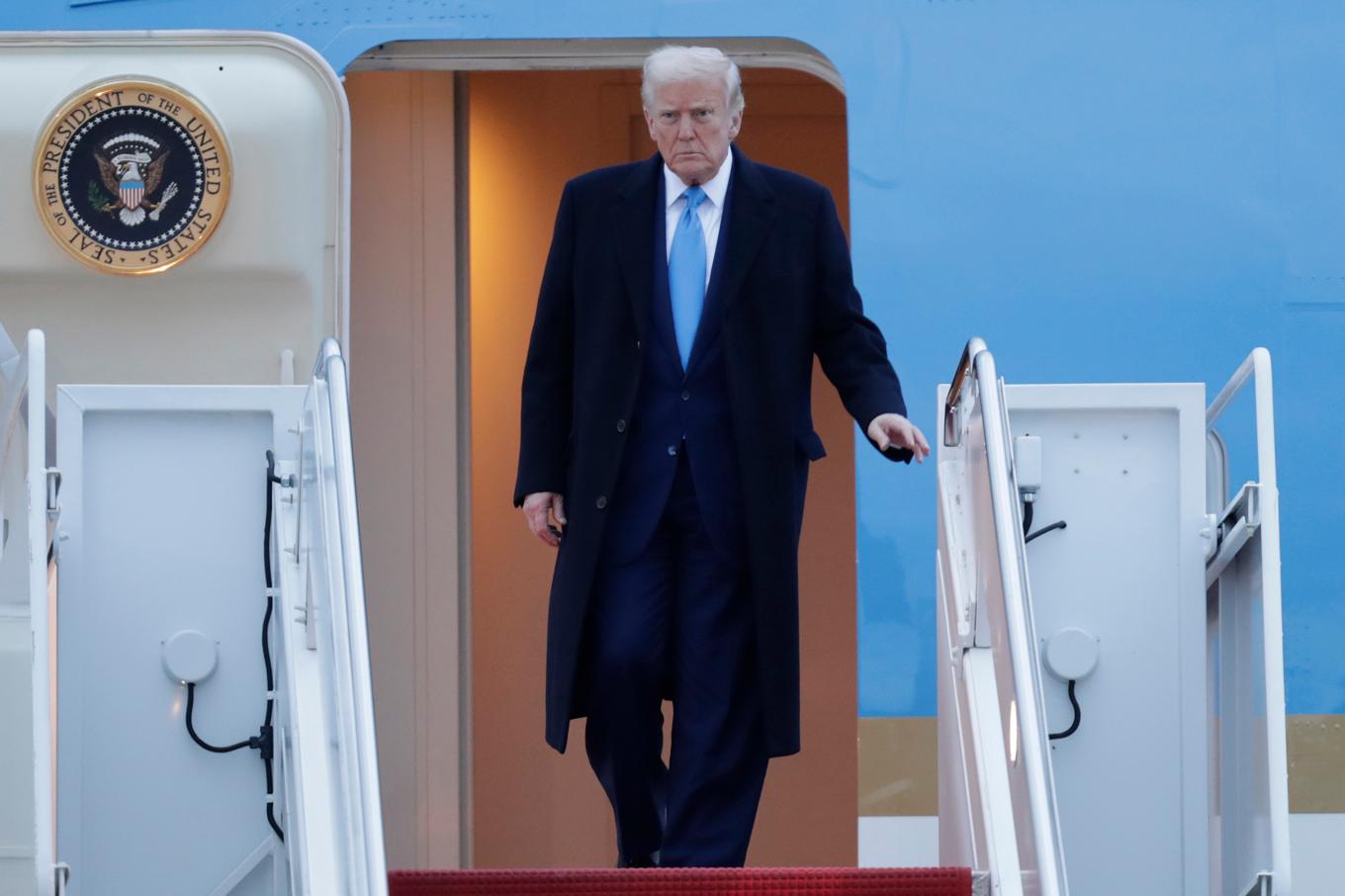 USA:s president Donald Trump på väg hem till Washington på söndagen. Foto: Luis M Alvarez/AP/TT