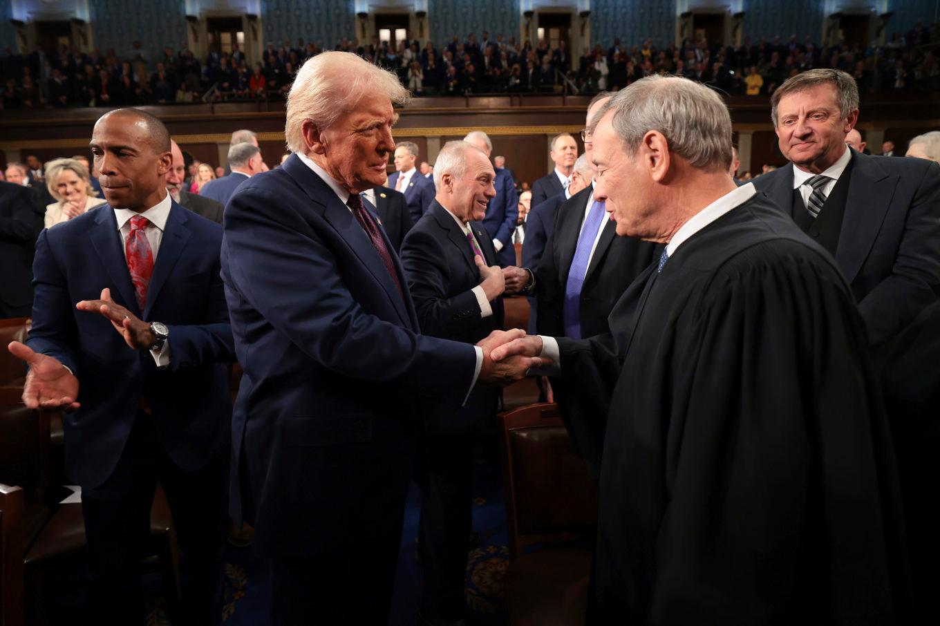 USA:s president Donald Trump skakar hand med Högsta domstolens chefsdomare John Roberts. Bild tagen den 5 mars. Foto: Win McNamee/AP/TT
