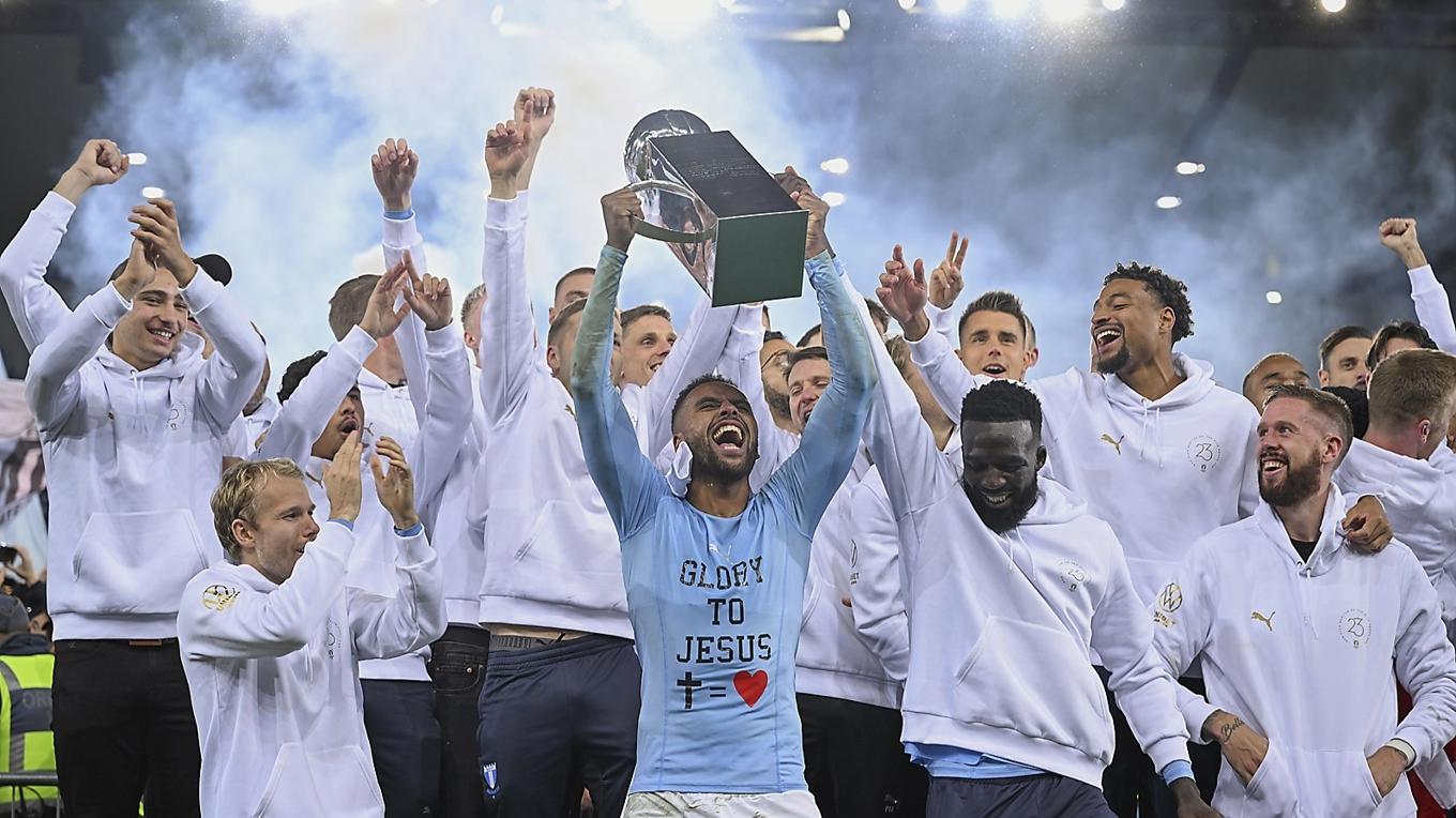 Spelare kommer och går men Malmö FF:s dominans består. Så här såg det ut efter SM-guldet 2023, likadant förra året och det skulle förvåna stort om inte Isaac Kiese Thelin och hans lagkamrater även i år lyfter Lennart Johansson pokal. Foto: Johan Nilsson/TT