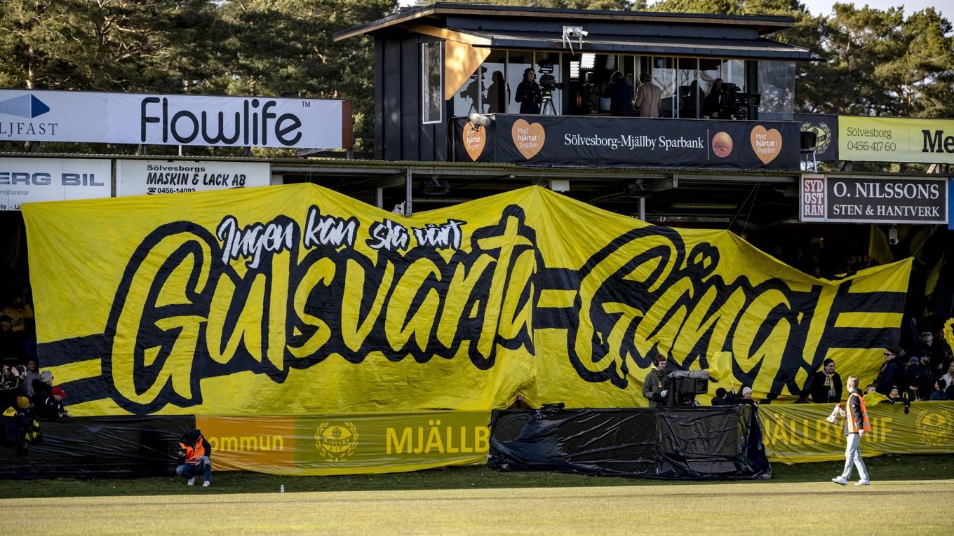 Sponsorskyltarna och inramningen på Mjällbys hemmaarena Strandvallen är ett i mängden av exempel på att allsvenskan skiljer sig från många andra europeiska länders toppligor. Foto: Johan Nilsson/TT