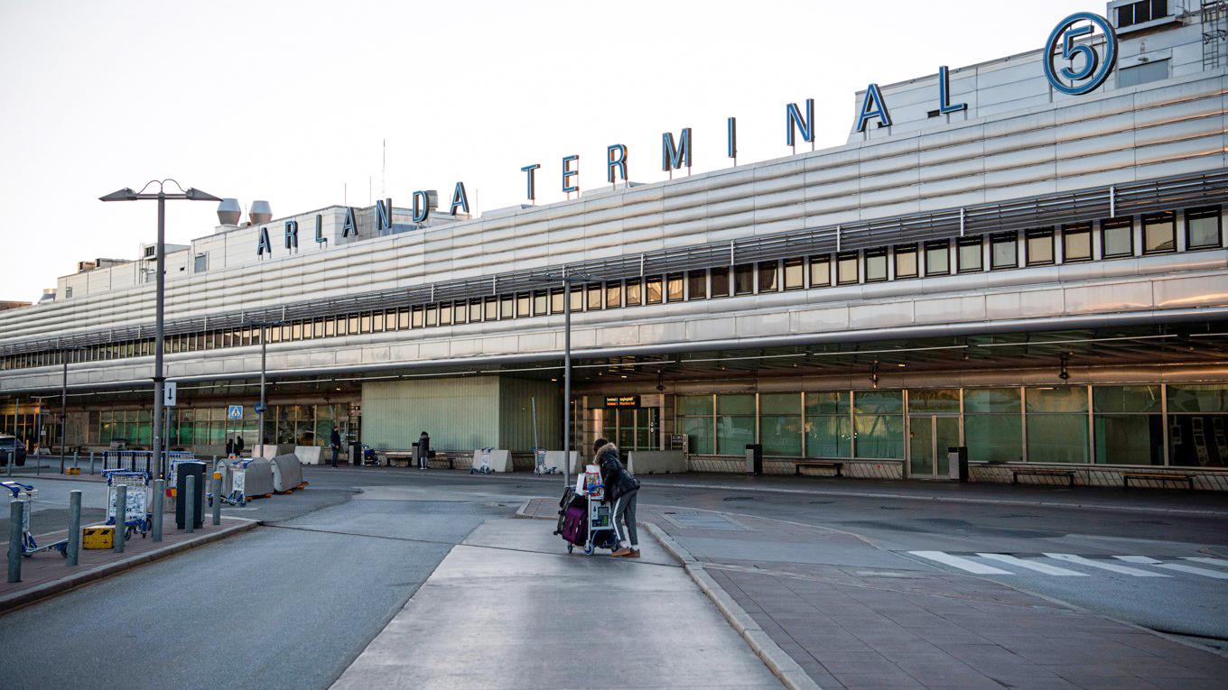 Polisen använde den nya lagen om självständigt förverkande på Arlanda på fredagen då man beslagtog 7 000 dollar från en man. Foto: Jonathan Näckstrand/AFP via Getty Images