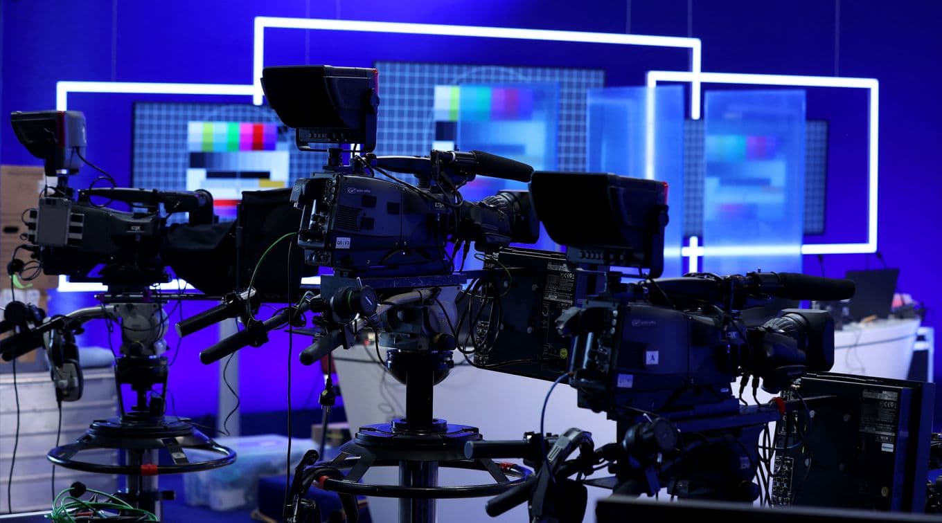 TV-kameror i en studio i en mässhall i Magdeburg i Tyskland. De stora mediebolagen har enorm makt över medborgarnas världsbild. Foto: Ronny Hartmann/AFP via Getty Images