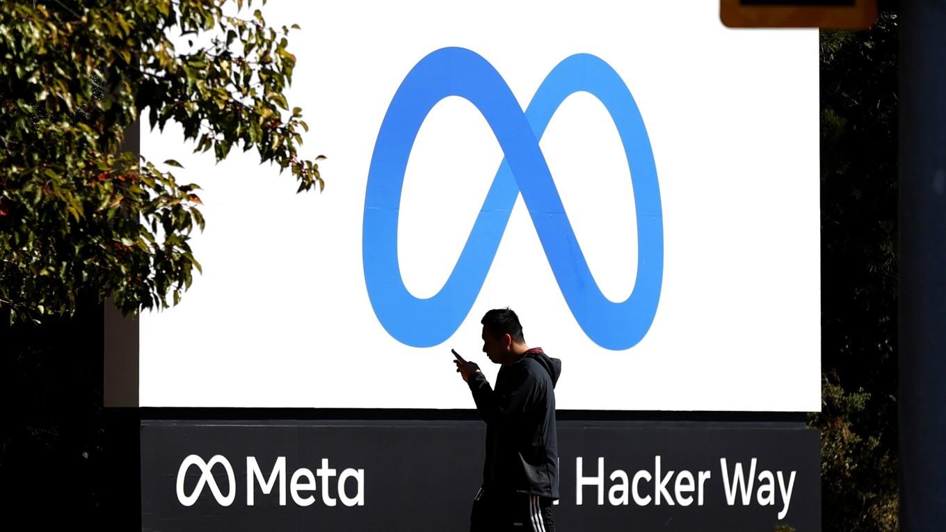 På bilden ser man Metas logotype vid bolagets högkvarter i Menlo Park i amerikanska delstaten Kalifornien. Foto: Justin Sullivan/Getty Images