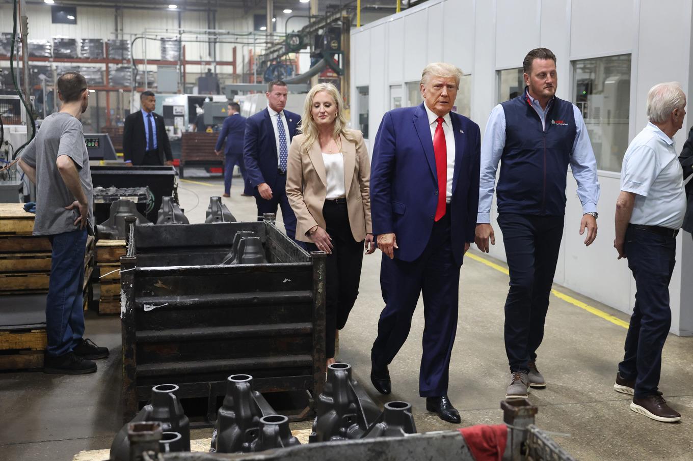 Donald Trump besöker Drake Enterprises, en bildelstillverkare i Clinton Township, Michigan, 2023.  Foto: Scott Olson/Getty Images