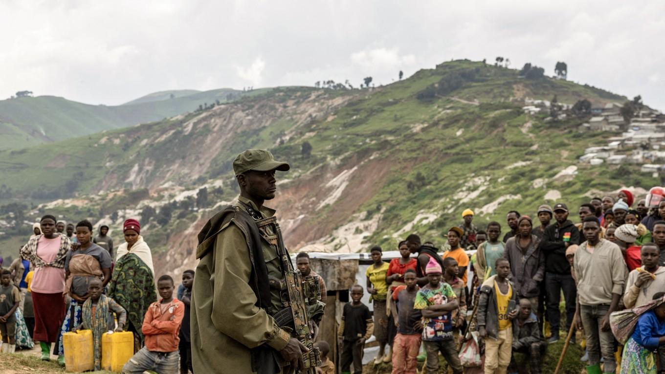 En soldat från M23 vaktar en gruva i Rubaya i östra Kongo. Värdefulla mineraler har varit en källa till striderna.
Foto: Camille Laffont/AFP via Getty Images