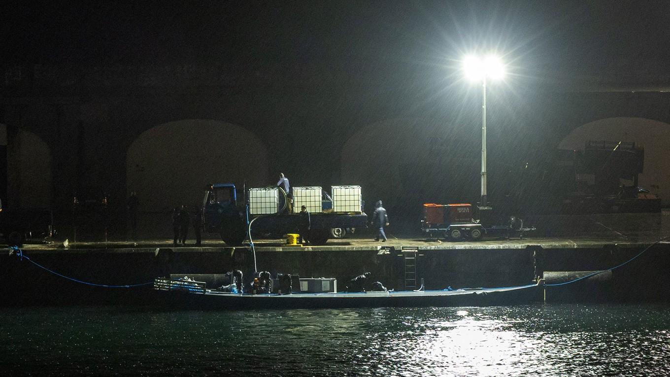 På bilden som är tagen den 25 mars i hamnen i Ponta Delgada på ön Sao Miguel i Azorerna ser man en ubåt som fångades upp när den transporterade 6,5 ton kokain på väg till Iberiska halvön. Foto: Rui Soares/AFP via Getty Images