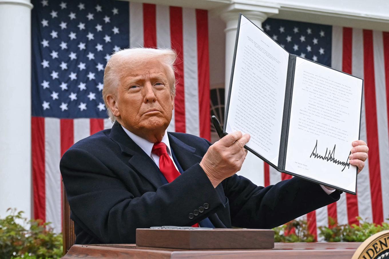 USA:s president Donald Trump vid undertecknandet av presidentordern om tullarna. Foto: Saul Loeb/AFP via Getty Images
