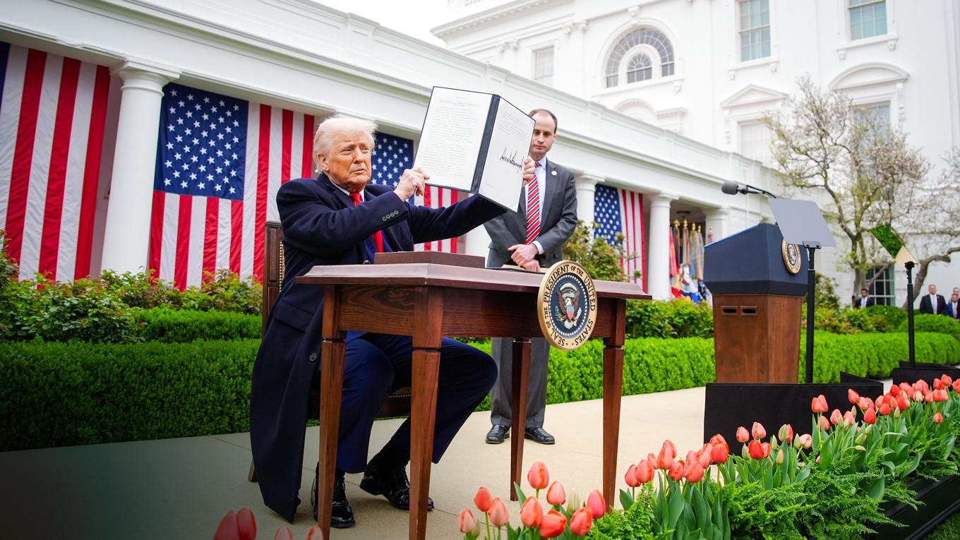 USA:s president Donald Trump visar upp den påskrivna presidentordern om ömsesidiga tullar, i Vita husets rosenträdgård den 2 april. Foto: Saul Loeb/AFP via Getty Images