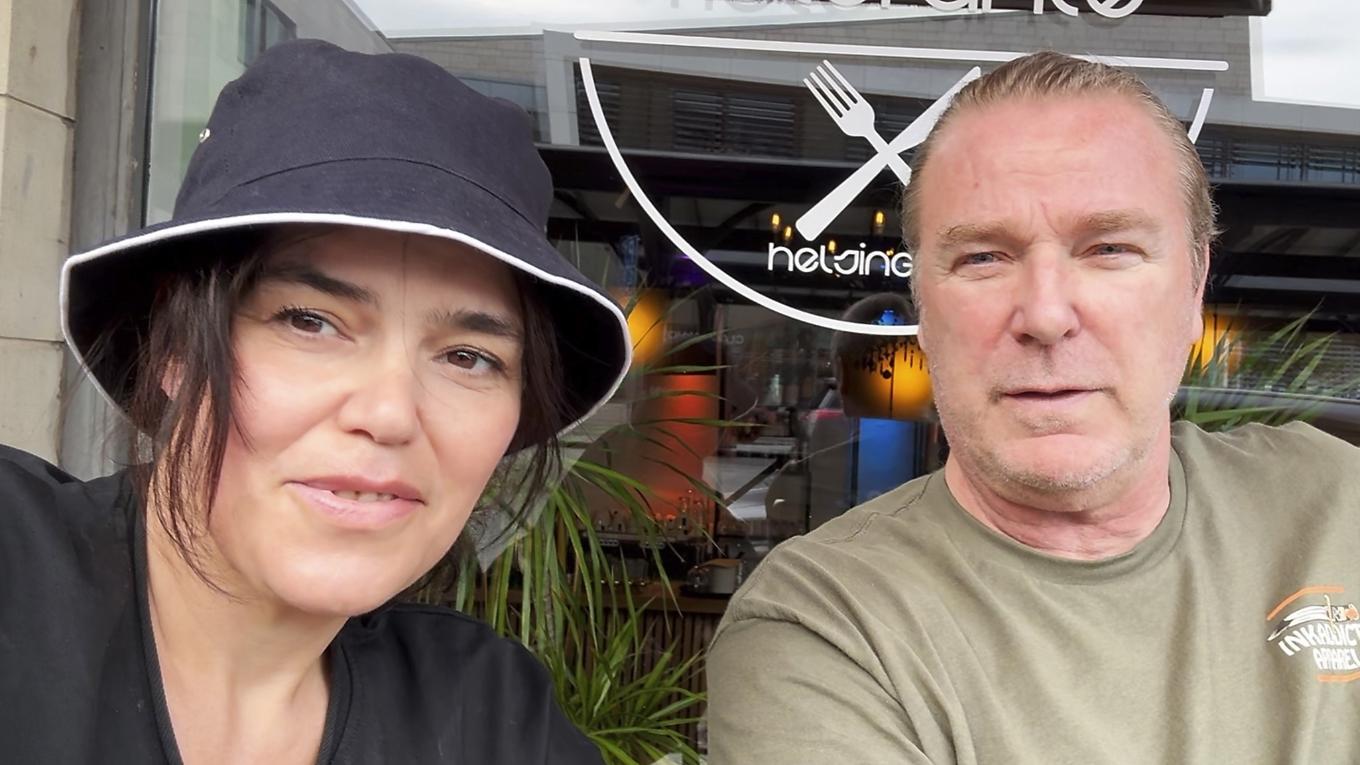 Sara Nilsson och Patrik Sjöberg är på väg någonstans i Sverige. ”Vi sitter med mobiltelefonerna hela tiden i kontakt med våra medarbetare. Timme för timme är vi med i hela scenariot, hur det utvecklas och när det kan bli dags för en konfrontation.” Foto: Privat