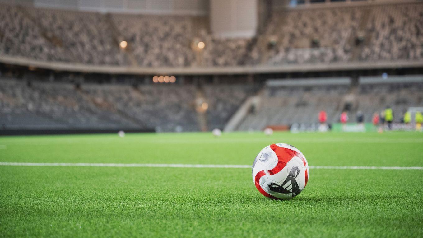 En väl anlagd konstgräsplan är som ett salsgolv och möjliggör snabb och teknisk fotboll till publikens glädje.   Foto: Henrik Montgomery/TT
