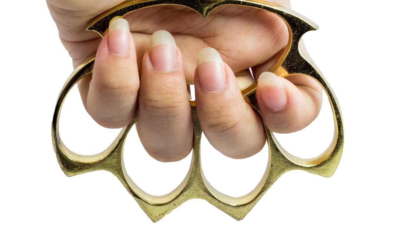 En kvinna tog med sig ett knogjärn in i Eskilstuna tingsrätt. Nu har hon dömts till fängelse. Knogjärnet på bilden har inget samband med artikeln. Foto: Shutterstock