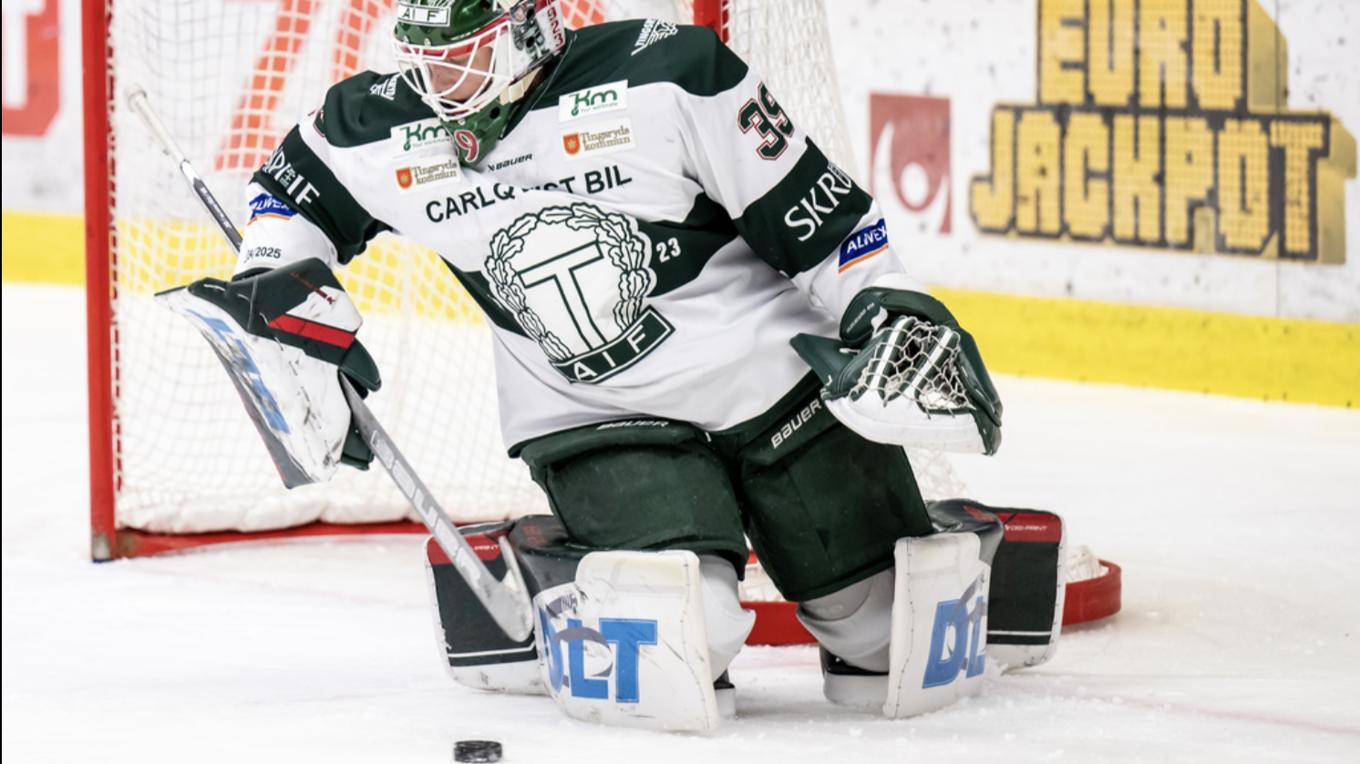 Tingsryds målvakt Emil Cederlund är avstängd i fyra matcher sedan disciplinnämnden ansett att Cederlund medvetet saboterat isen i bortamatchen mot Mora. Epoch Times sportchef Jonas Arnesen menar att domen väcker följdfrågor. Foto: Johan Dali/TT