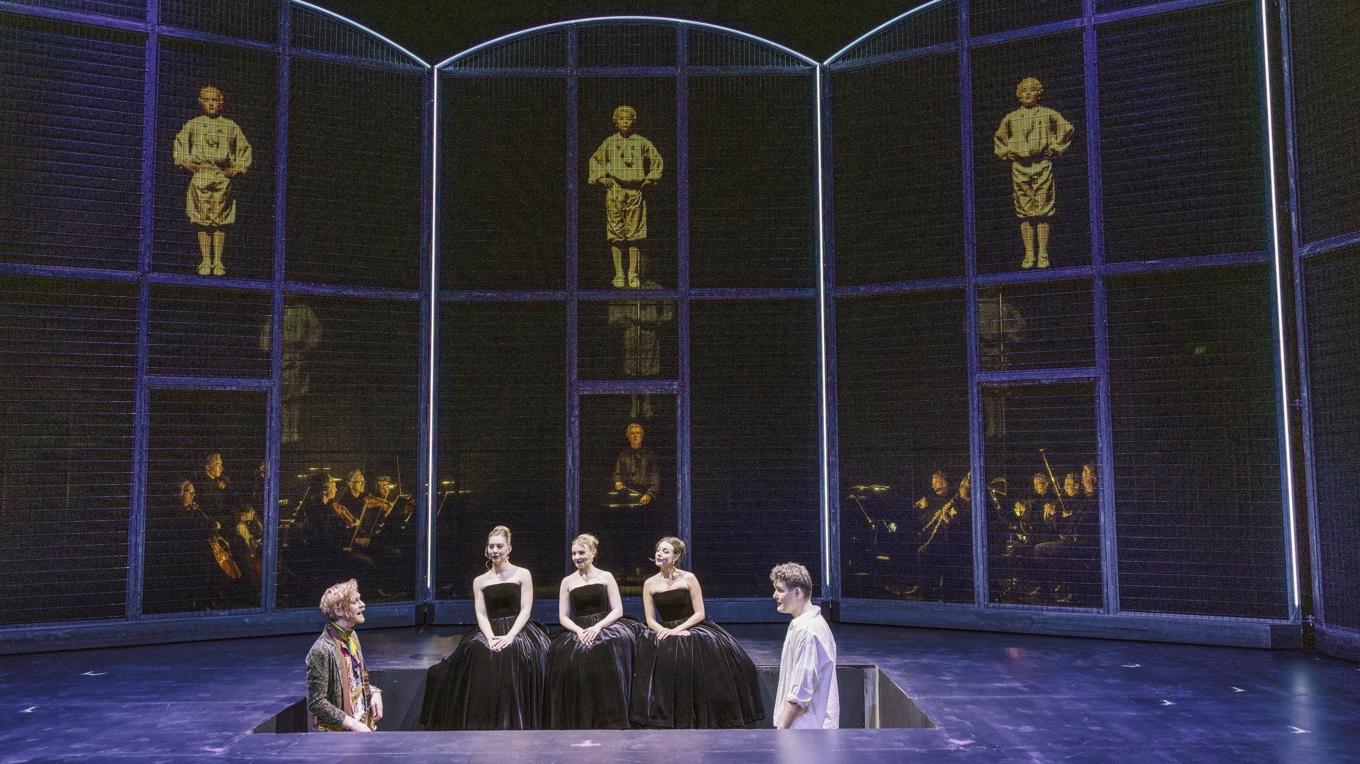 Anton Lundqvist som Papageno och Endre Aaberge Dahl som Tamino, tillsammans med ”Tre damer”, ”Tre gossar” och orkestern.
Foto: Folkoperan och Uppsala stadsteater