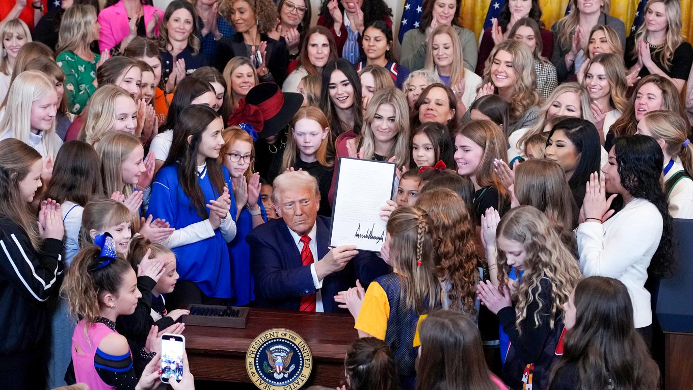 Donald Trump tog i nattens tal upp förhållandena inom damidrotten där de biologiska kvinnorna får stärkt  stöd genom den presidentorder som Trump den 5 februari undertecknade, omgiven av idrottande flickor och kvinnor. Foto: Andrew Harnik/Getty Images