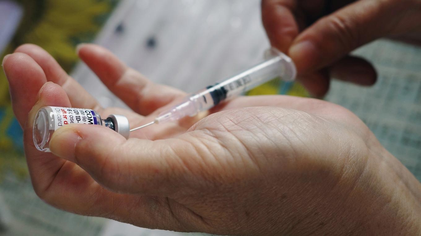 Det nya covidvaccinet Kostaive är en vidareutveckling av mRNA-tekniken och kan snart användas i Sverige. Foto: Bay Ismoyo/AFP via Getty Images