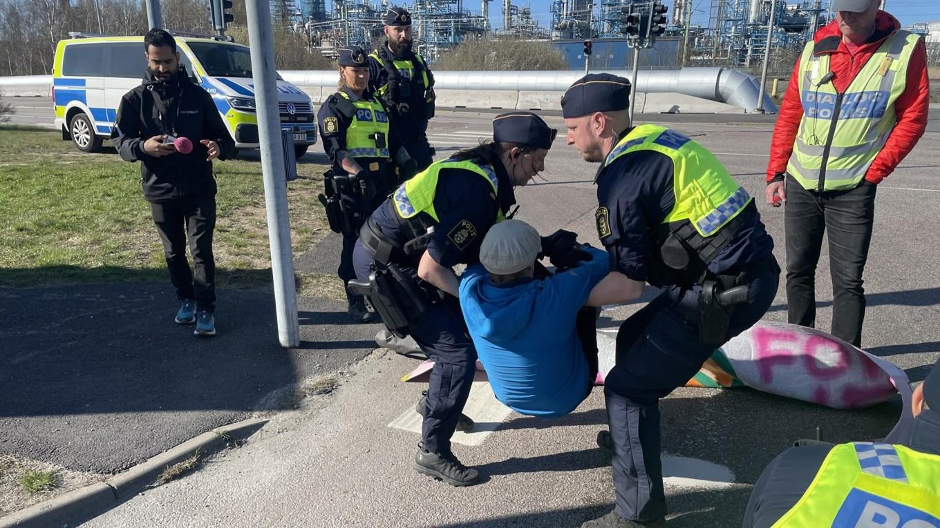 En klimataktivist från Extinction Rebellion bärs bort av polisen i vid Oljehamnen i Göteborg. Foto: Facebook/Extinction Rebellion