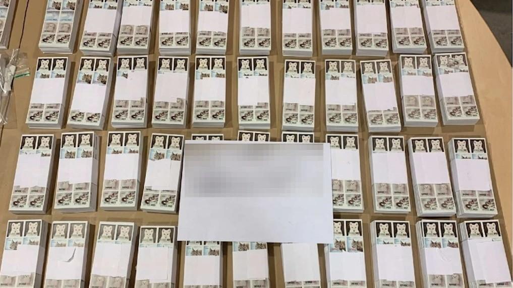 I ett tillslag hittade polisen tiotusentals falska frimärken. Bilden är från polisens förundersökning. Foto: Polisen