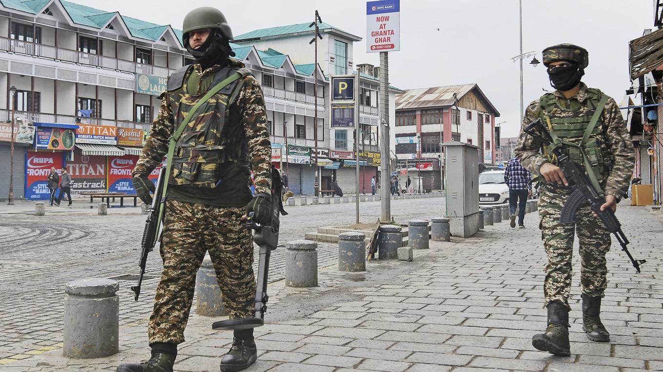 Indisk paramilitär i Srinagar den 10 maj. För närvarande råder vapenvila mellan Indien och Pakistan. Foto: Basit Zargar/Middle east images/AFP via Getty Images