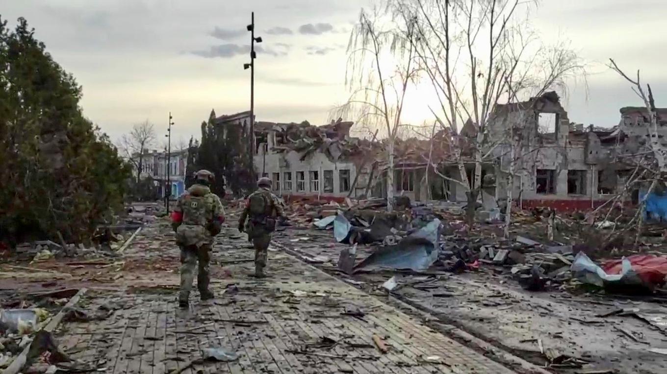 Ryska soldater går fram i förstörelse på en gata i staden Sudzja, som är den största ort som Ukraina tog kontroll över vid förra årets motoffensiv in i Ryssland. Bilden har distribuerats av den ryska militären. Foto: Rysslands försvarsdepartement via AP/TT