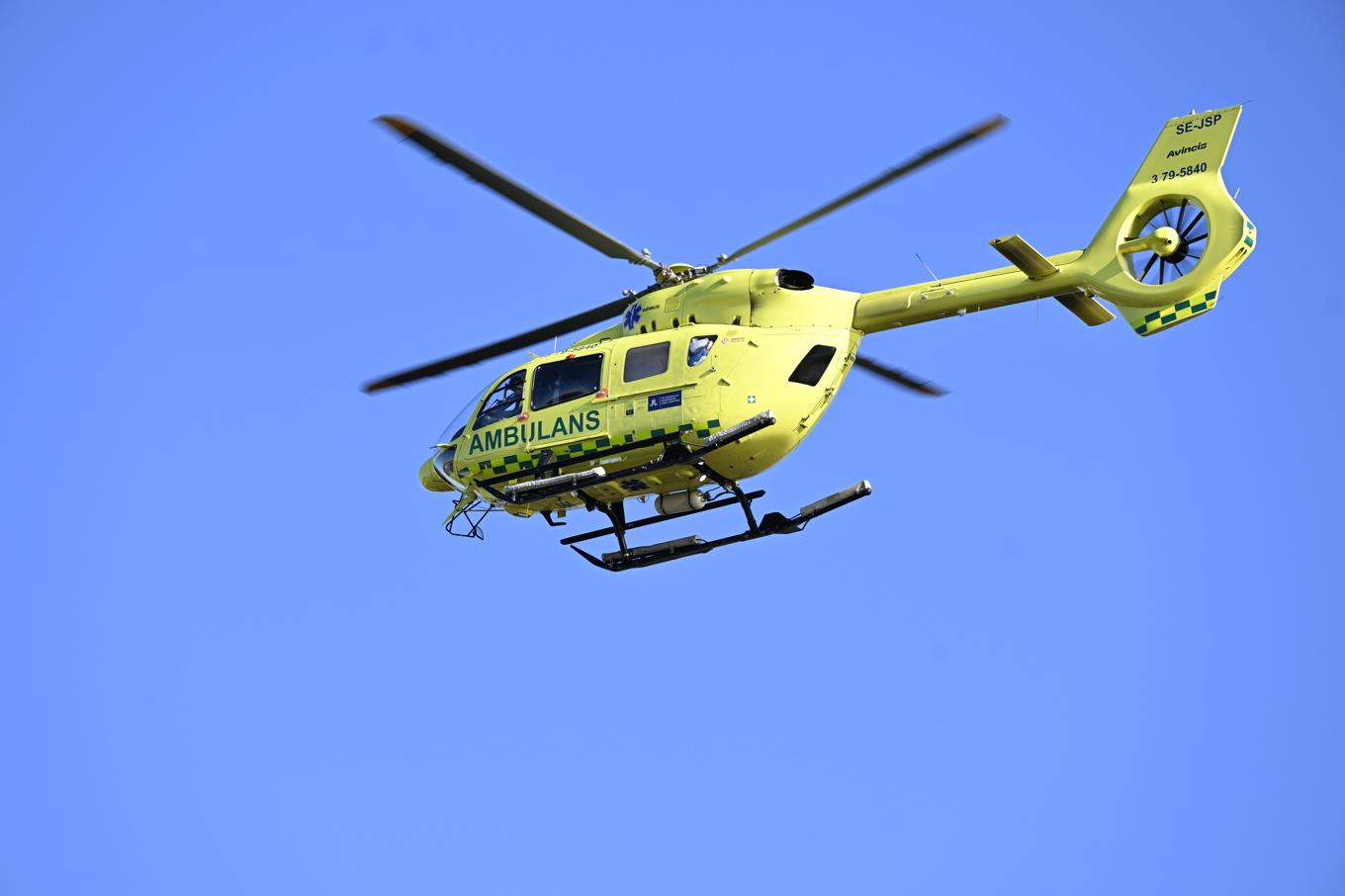 Två ambulanshelikoptrar, en svensk och en norsk, har skickats till olycksplatsen. Arkivbild. Foto: Fredrik Sandberg/TT