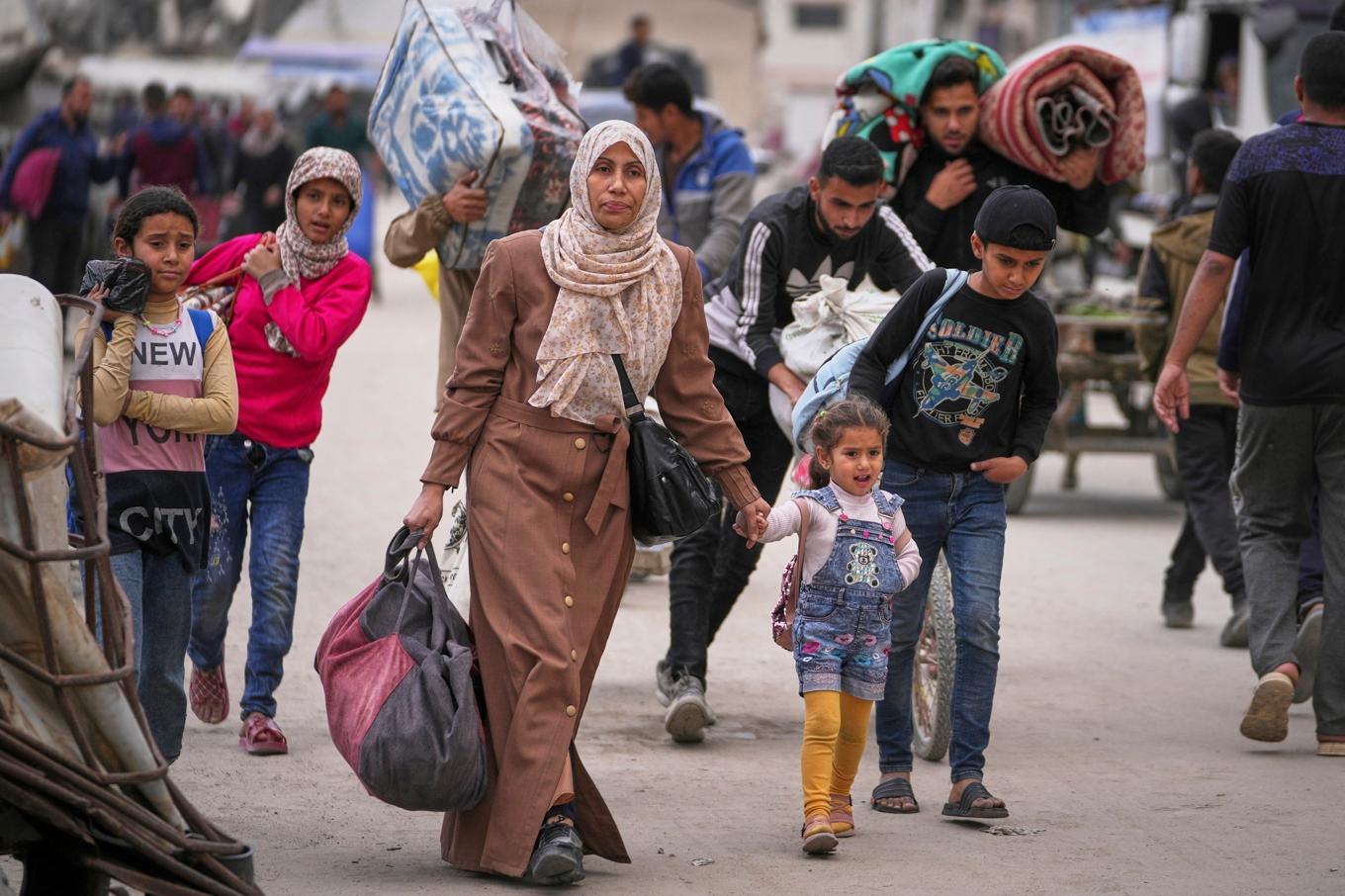 Palestinier på flykt från östra till västra Gaza stad efter nya israeliska evakueringsordrar på fredagen. Foto: Jehad Alshrafi/AP/TT