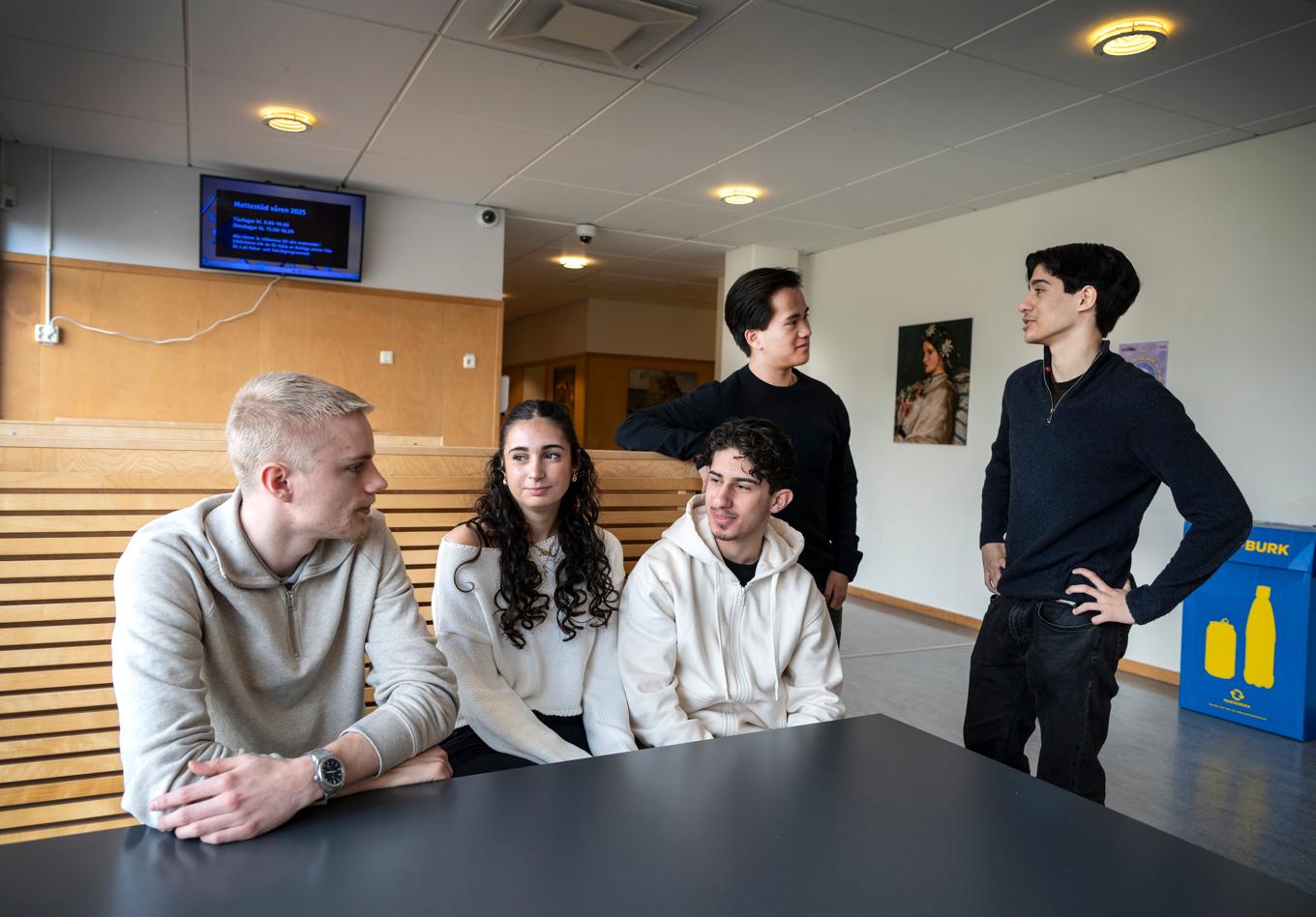 Klasskompisarna Lukas Arverud, Adea Celik, Daniel Al-Badri, William Wiberg och Elias El Shobaki på Tumba gymnasiums linje med fokus på aktier och finans. Foto: Anders Wiklund/TT
