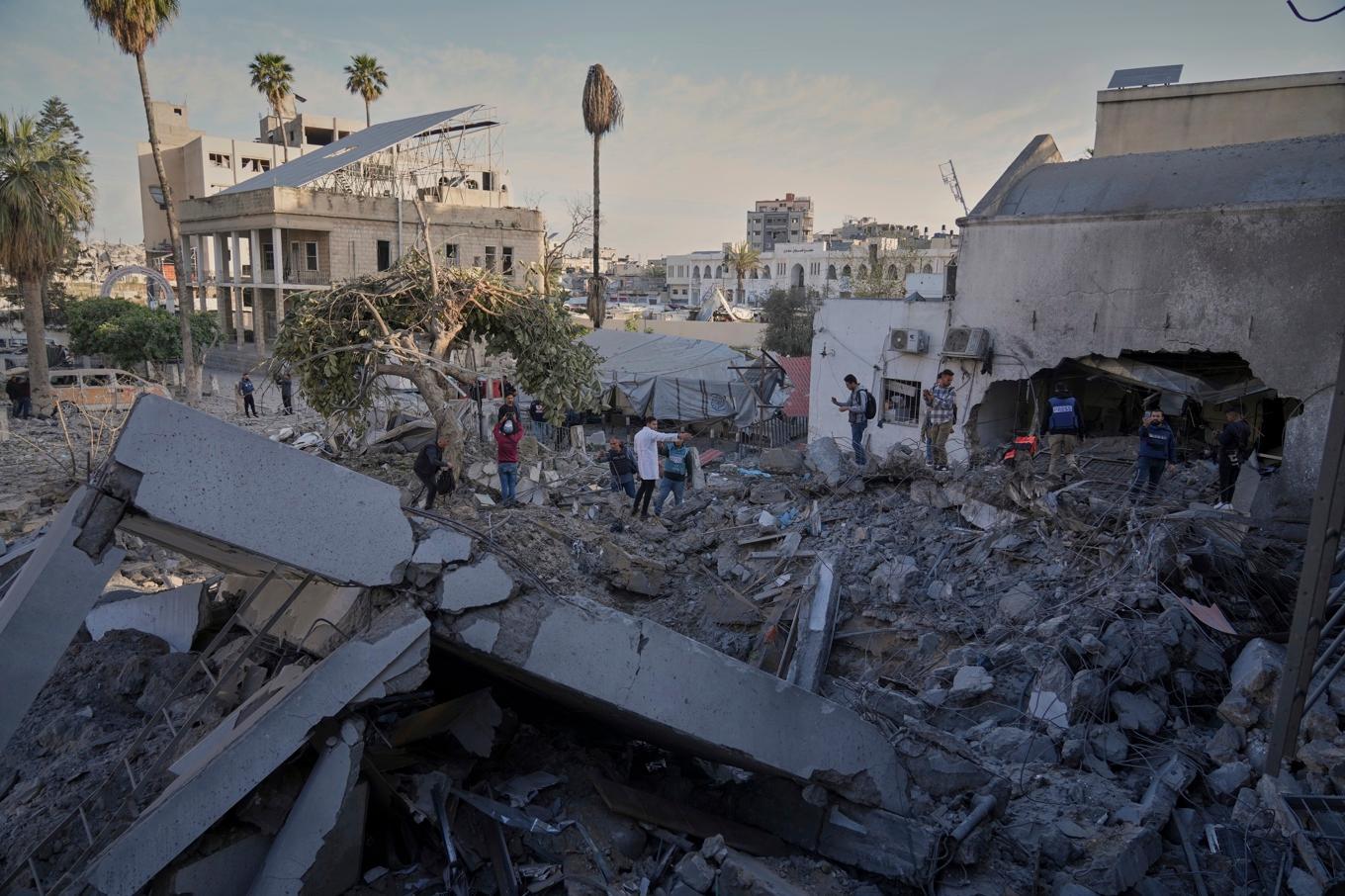 Stora delar av al-Ahlisjukhuset i Gaza stad ligger i ruiner efter den israeliska attacken tidigt på söndagen. Foto: Jehad Alshrafi/AP/TT