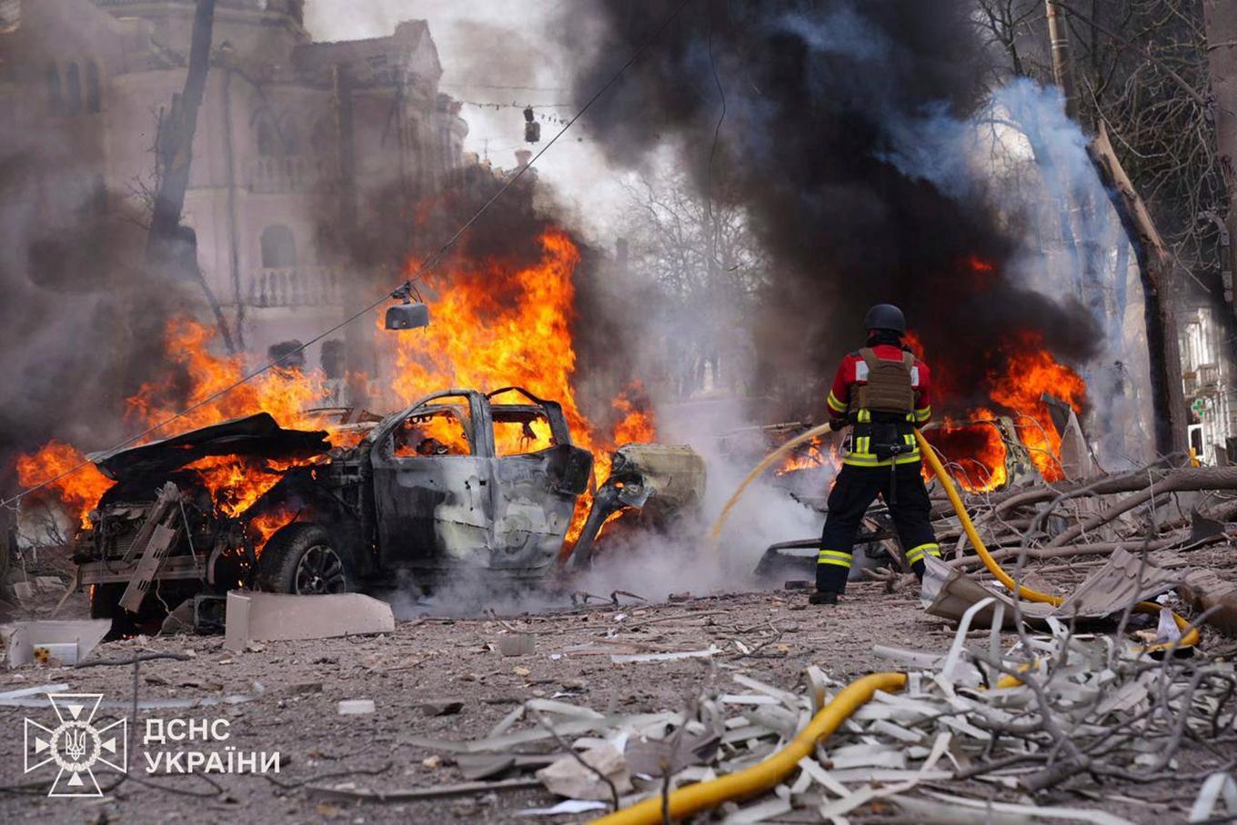 Brandmän släcker bilbränder efter söndagens ryska anfall mot Sumy. Foto: Ukrainas räddningstjänst via AP/TT