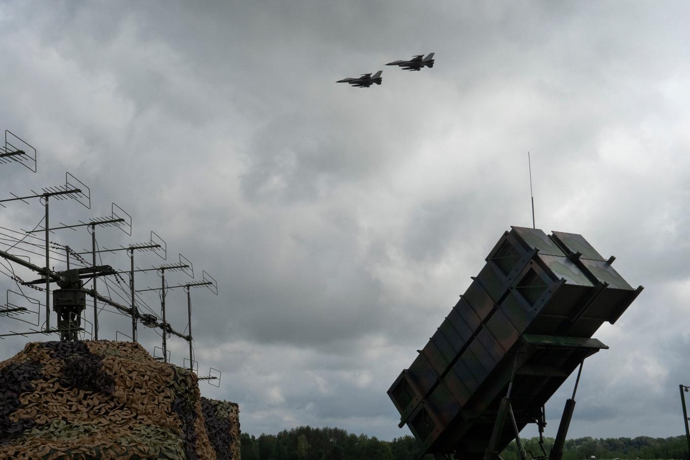 Ukrainska F-16 flyger över ett luftvärnssystem av typen Patriot på hemlig plats i Ukraina den 4 augusti 2024. Foto: Efrem Lukatsky/AP/TT