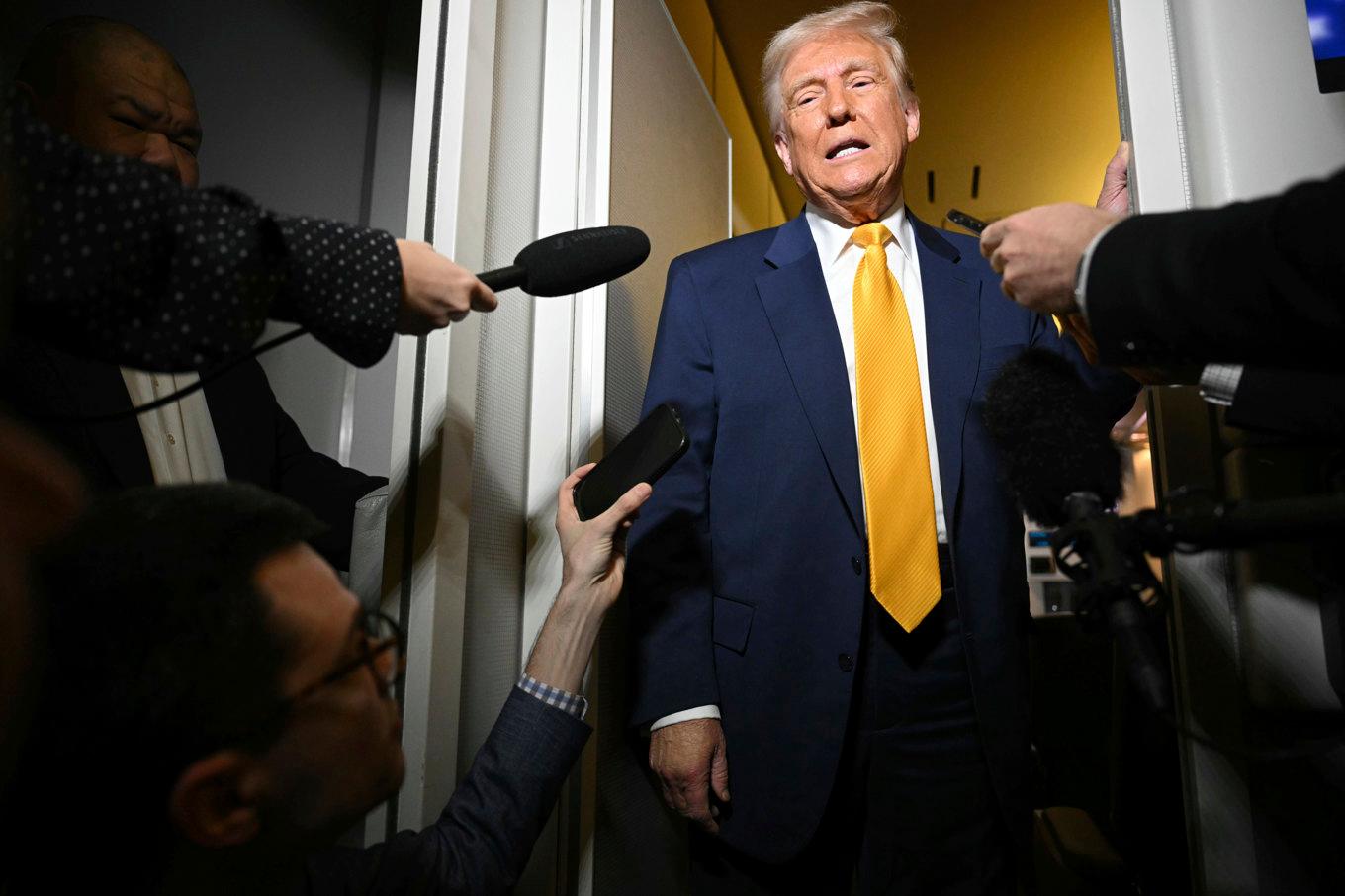 Donald Trump ombord sitt presidentplan på väg mot Miami, Florida på lördagen. Foto: Pool via AP/TT