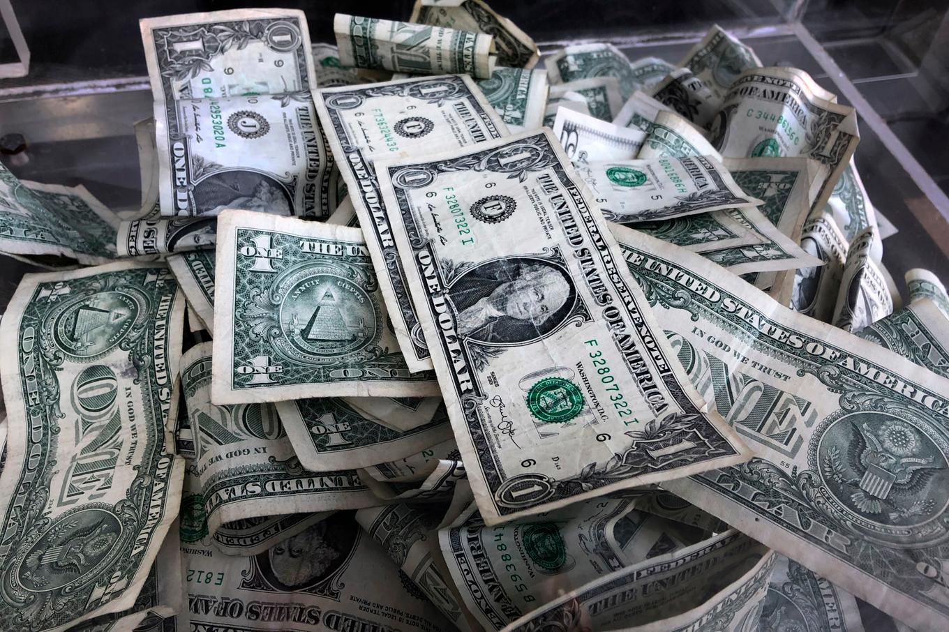 Dollarn blir allt billigare i kursraset mot andra valutor i kölvattnet på Donald Trumps handelskrig. Arkivbild Foto: Mark Lennihan AP/TT