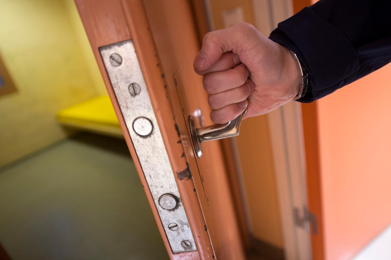 Justitieombudsmannen är mycket kritisk till de förhållanden som häktade personer som kvarblir i polisarrester tvingas leva under. Arkivbild Foto: Fredrik Sandberg/TT