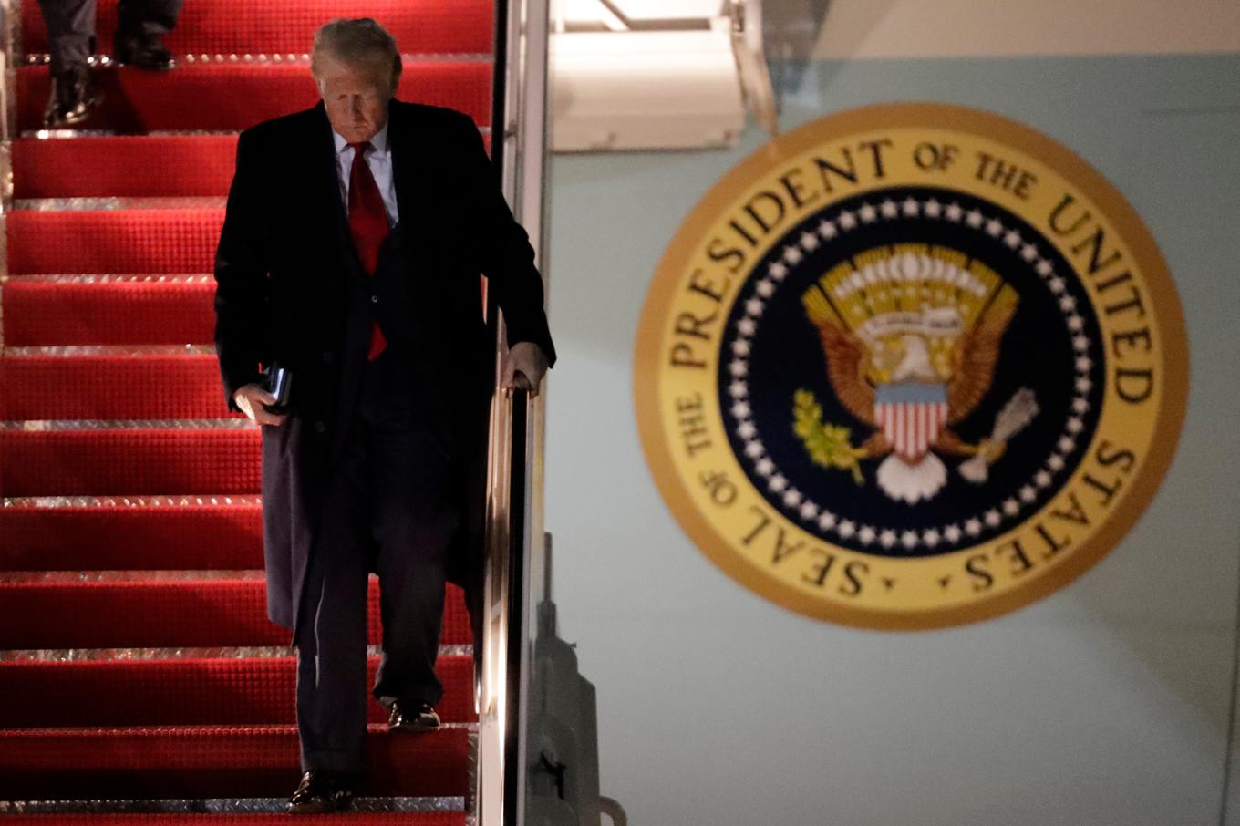 USA:s president Donald Trump går av presidentflyget. Foto: Luis M Alvarez/AP/TT