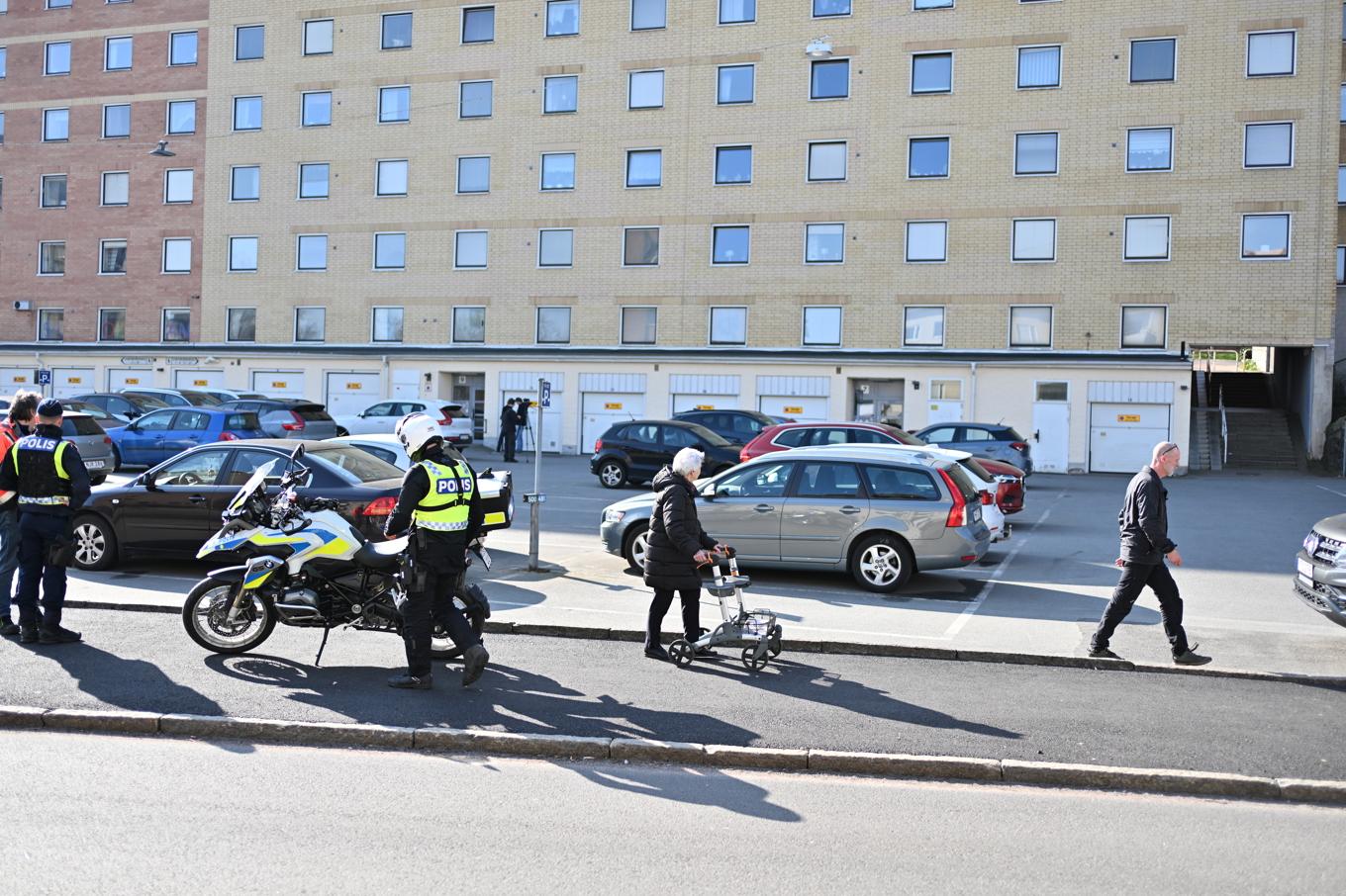 Dagen efter att två män i 20–25-årsåldern sköts ihjäl i Biskopsgården i Göteborg. Foto: Björn Larsson Rosvall/TT